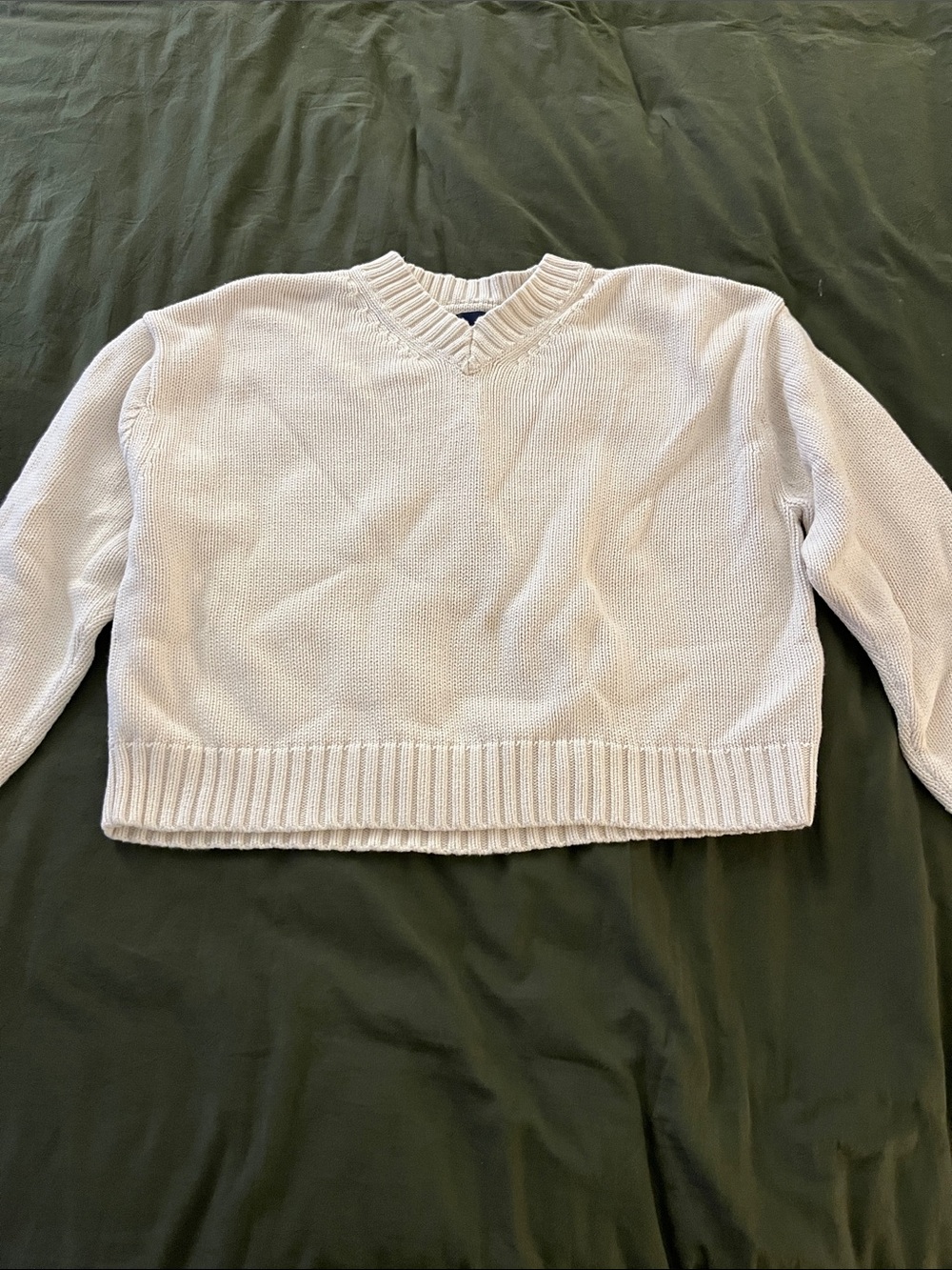 Women’s Gap V‑Neck Cropped Knit Sweater in Cream